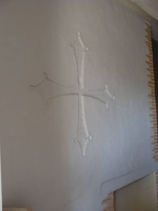 croix occitane dans enduit a la chaux.jpg