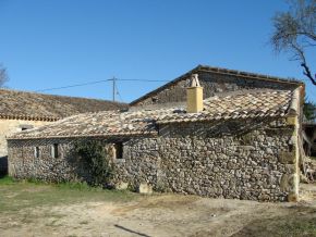 tuiles canales et pierres locales.JPG